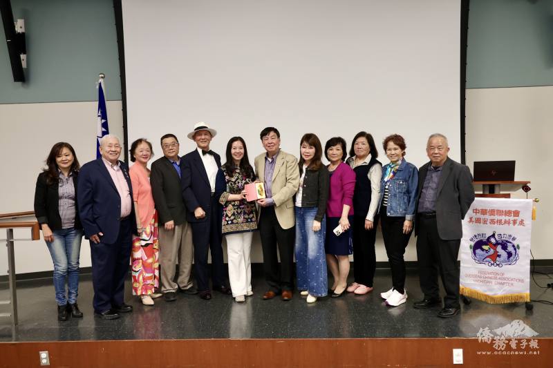 密西根辦事處主任張正義及理事、顧問群與童惠珍合影
