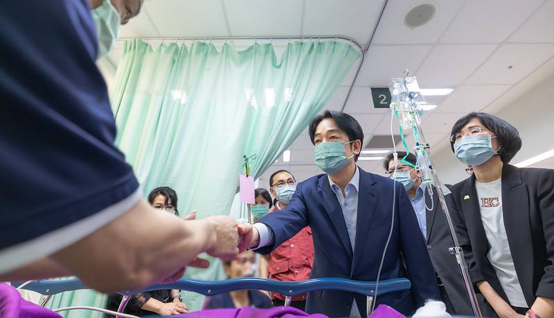 總統探視新北市三峽校區外車禍事故傷者及向家屬致意