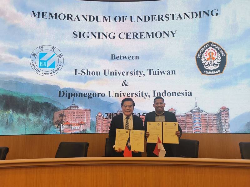 義守大學古源光校長與印尼迪波內戈羅大學校長Suharnomo簽署校際合作備忘錄