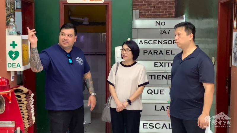 東方市義消主席費南德斯(Andre Fernandez)(左)、巴拉圭客屬宗親會會長廖哲毅(右)向駐東方市總領事陳慧芬(中)介紹義消總部相關設施