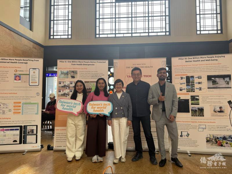 左起：兩位優秀的聯合國協進會青年梅芊莛、董乃昀、僑委會委員長徐佳青、聯合國協進會秘書長周德望、聯合國協進會青年Ashutosh Tiwari