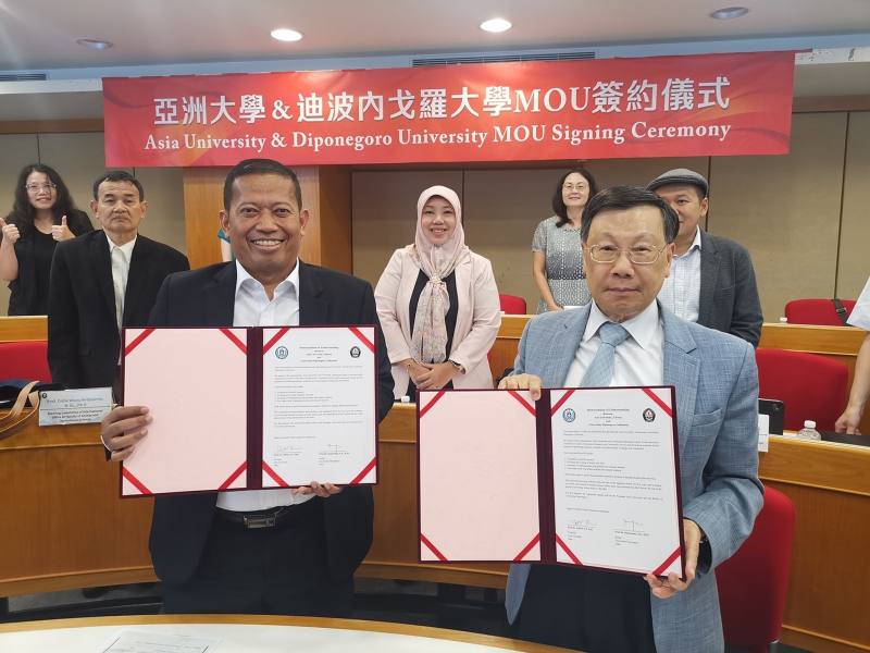 亞洲大學蔡進發校長與印尼迪波內戈羅大學校長Suharnomo簽署校際合作備忘錄