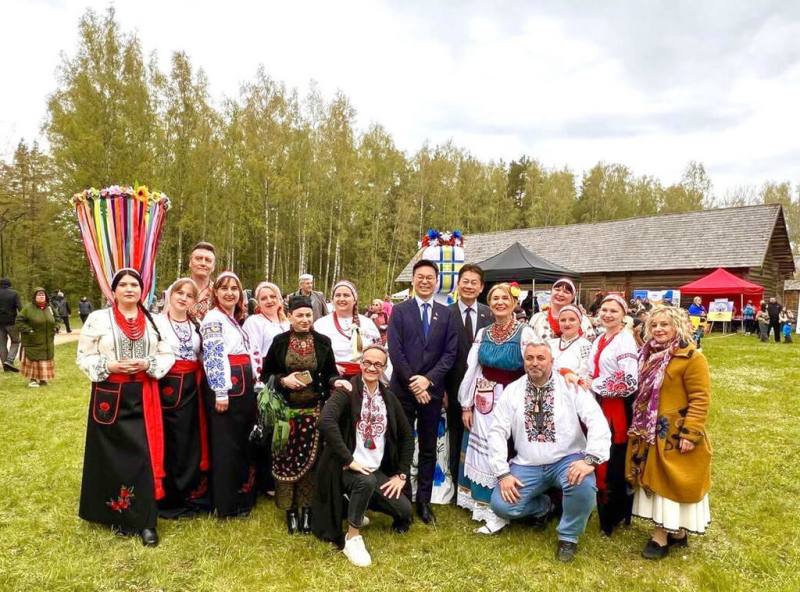 國安會副秘書長林飛帆受邀參加在愛沙尼亞露天博物館舉辦的「刺繡衫節-維希凡卡團結」嘉年華活動，與烏克蘭傳統舞蹈舞者合影。（駐拉脫維亞代表處提供）
