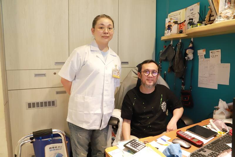 南投縣魚池鄉源和藥局藥師陳雨函（左）與丈夫王士華（右）常穿梭山區偏鄉，替民眾送藥到府