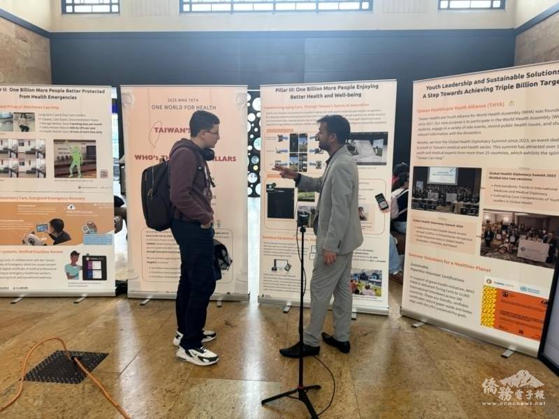 義工向現場民眾介紹臺灣的醫療科技