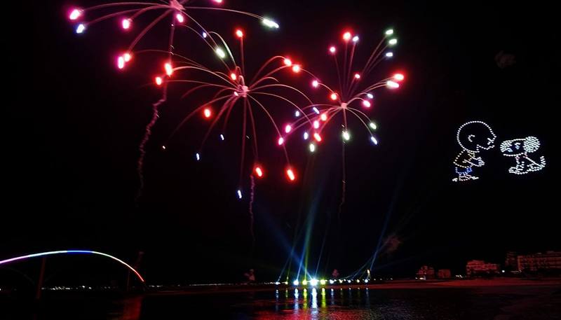 2025澎湖國際海上花火節的史努比主題無人機展演，先前疑因訊號遭受干擾而取消，19日晚間於馬公市觀音亭復飛，在美麗花火搭配下，場面吸睛