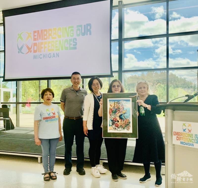 密西根人文協會會長楊逸鴻僑務顧問代表協會致贈國立臺灣美術館「蛇年版畫年畫」給聯邦眾議員Debbie Dingell