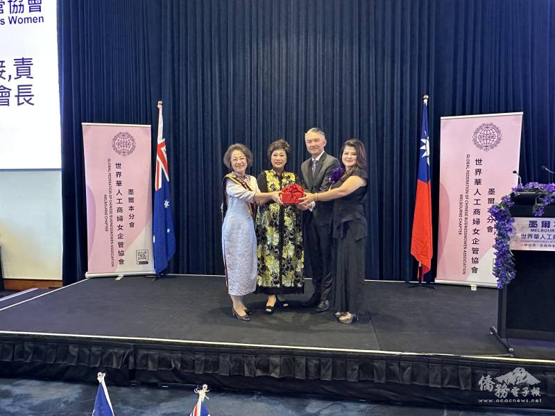 世華總會長林淑敏及駐墨爾本辦事處處長呂明澤監交印信