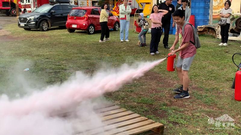 主辦單位也準備滅火器供學員們實際操作與體驗