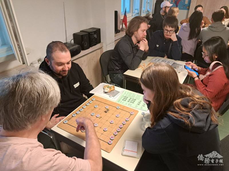 學生學習玩象棋