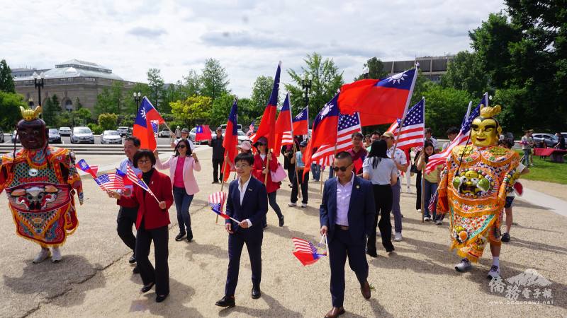 與會的數十位僑胞還一起在國會山莊前高舉中華民國及美國國旗遊行，三太子也加入遊行隊伍。
