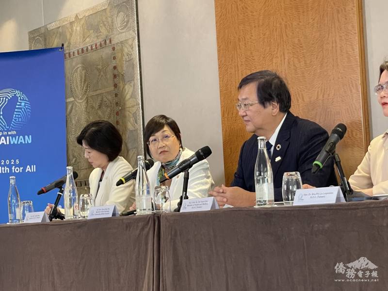 徐佳青(左2)出席臺灣世衛行動團的國際記者會，由團長邱泰源 (右2) 率領