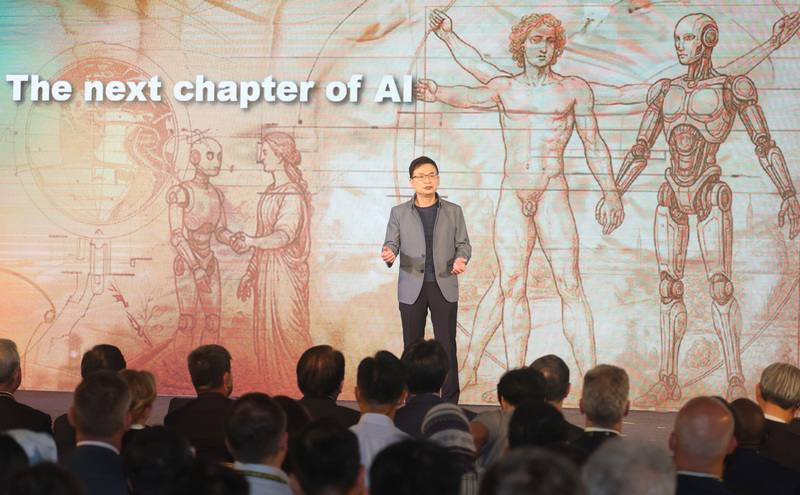 2025年台北國際電腦展（COMPUTEX 2025）20日在南港展覽館1館舉行開幕典禮，貿協董事長黃志芳（圖）表示，今年來自全球各地買主達5萬名為歷年最多，所創造商機一定也最大；他強調，無論地緣政治如何變化，AI產業前景都是「越來越好」