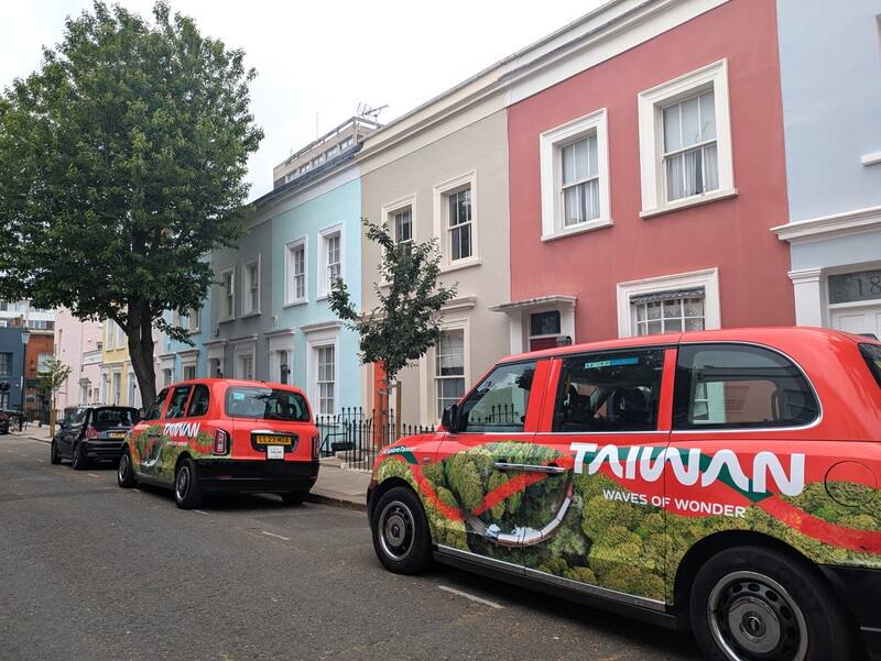 觀光署駐倫敦辦事處去年10月啟動倫敦市區計程車車體廣告，包下50輛計程車、給它們換上台灣觀光形象外殼，計程車行駛路線覆蓋大倫敦「蛋黃區」，包括前總統蔡英文18日造訪的諾丁罕丘