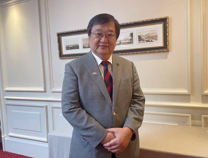 衛福部長邱泰源在世衛大會（WHA）開幕日接受中央社專訪表示，美國刪減援助使世衛面臨經費短缺壓力，對台灣則可能是個轉機，透過對世界各國「雪中送炭」，對人類健康做出更多貢獻