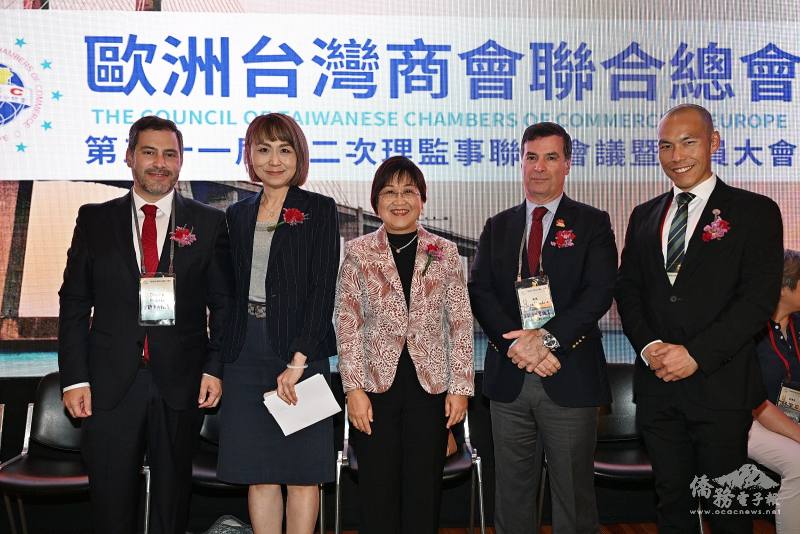 開幕典禮出席貴賓（由左至右）：里斯本市政府委員Diogo Moura、駐葡萄牙代表處大使張亞光、僑務委員會委員長徐佳青、里斯本市議員José Inácio Faria以及歐總總會長莊登翔