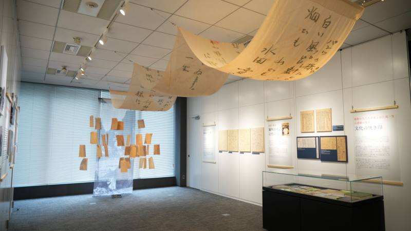 「臺灣人權及音樂故事展—高一生先生，三代的家族之歌」將高一生56封家書懸吊所作成的展覽裝飾（駐日臺灣文化中心提供）