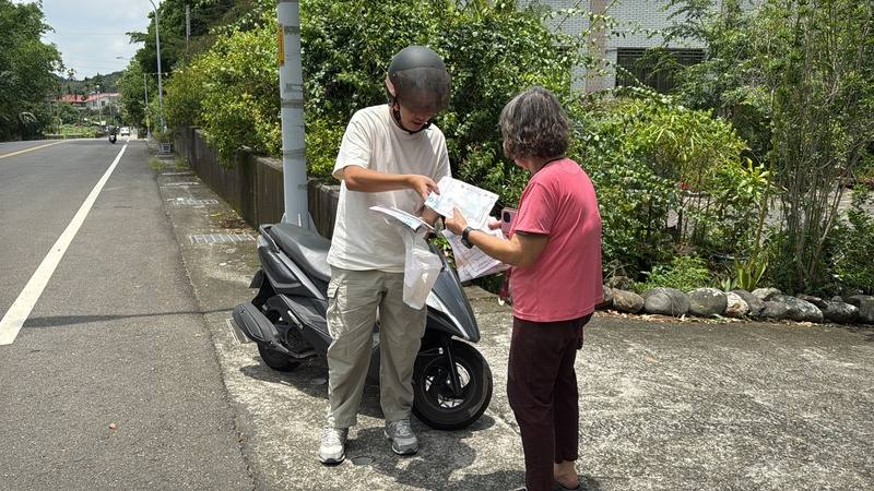 藥師陳村熒（左）經營的好康藥局1個月約處理600件慢性病處方箋，其中約40件需送藥到府，體貼無交通工具或行動不便長者