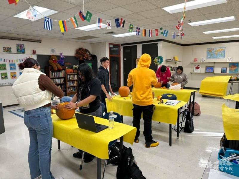 挑戰學生用不同的素材創造習作，讓讀寫不擅長但是手工靈活的孩子也有表達機會