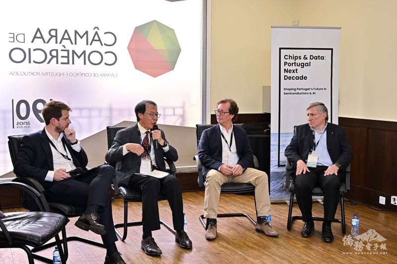 專題講座Chip&Data「晶片與數據－葡萄牙的下一個十年」。（由左至右KGSA 創辦人Gonçalo Abreu、世總第32屆總會長當選人熊強生、Bluechip Infotech創辦人Johnson Hsiung、SiliconGate創辦人Marcelino Santos教授、 ULisboa大學副校長Luis Miguel Silveira）