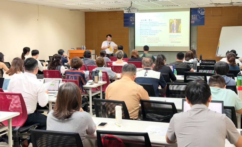 因應AI技術發展，台中市工策會21日舉辦iPAS「AI應用規劃師」初級考證講習班，協助在地產業加速智慧轉型，並鏈結「台中AI發展策略」。（台中市工策會提供）