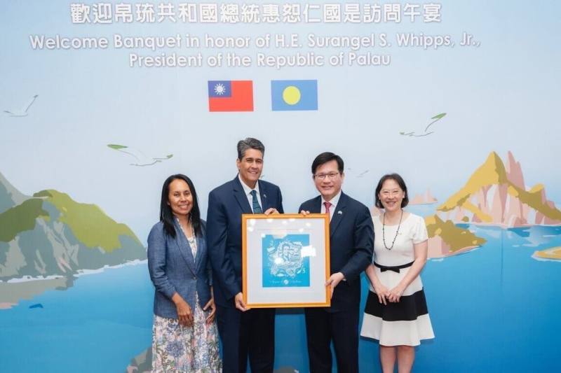 外交部長林佳龍（左3）20日午宴帛琉共和國總統惠恕仁（Surangel S. Whipps, Jr.，左2）國是訪問團，致贈「元首肖像剪紙」。（外交部提供）