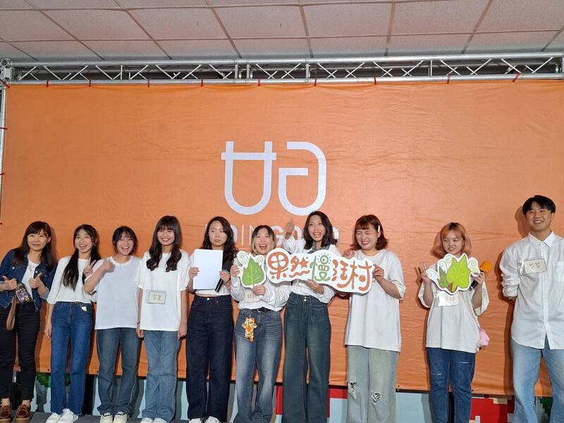 中原大學學生團隊透過產學合作，在已廢棄的苗栗卓蘭內灣國小白帆分校打造「果然慢活村」，將廢棄校園轉化為結合在地農業特色的多元體驗場域