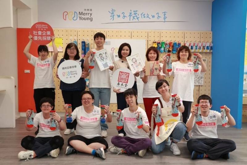 瑪利亞基金會「Merry Young快樂襪」成立5週年，特邀退役羽球好手李洋（後左3）擔任一日體育老師，春水堂協理劉彥伶（後右3）化身課堂助教，與基金會執行長陳怡君（後左2）一同到場支持，氣氛歡樂。（民眾提供）