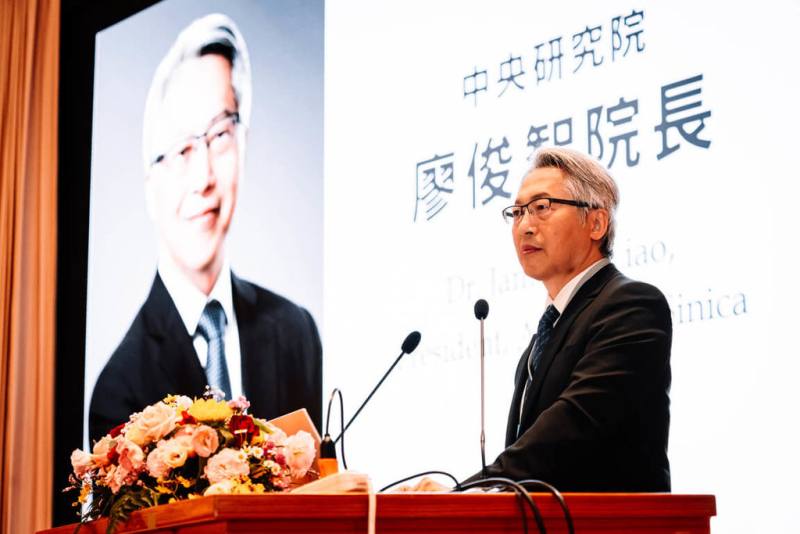 第5屆台灣研究世界大會21日於中央研究院登場，中研院長廖俊智（圖）開幕致詞表示，這次為期3天的會議，共有來自全球30個國家、逾750名學者參與，顯示在面對全球局勢的急遽變動下，台灣研究在國際學術界的重要性日益提升，展現台灣研究的豐沛活力。（中研院提供）