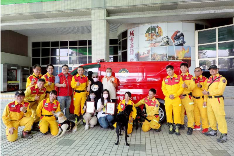 台南市消防局獲熱心市民捐贈全新搜救犬運輸車，讓搜救犬移動與休息期間擁有更穩定舒適的車宿品質，搜救犬隊成員21日共同感謝捐贈者。（台南市政府提供）