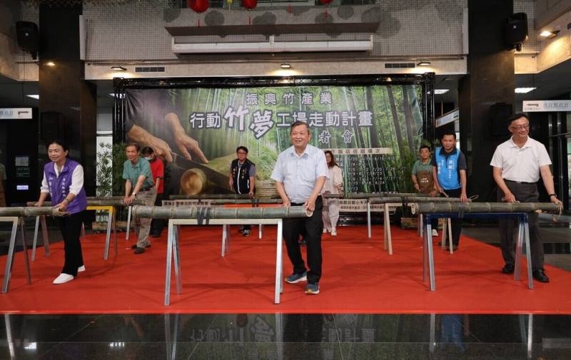 南投縣政府首次與竹山、鹿谷地區飯店與民宿合作，21日啟動振興竹產業的「行動竹夢工場走動計畫」，由竹工藝師免費教遊客從選擇原竹材到製作竹藝品，讓遊客接觸南投豐富的竹知識及文化、資源。（南投縣政府提供）