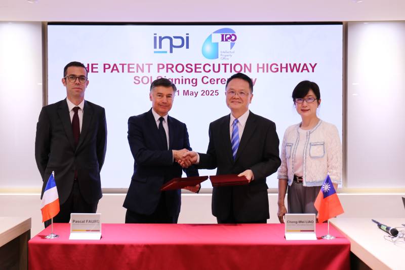 廖承威局長與Pascal Faure局長共同簽署臺法PPH合作意向書