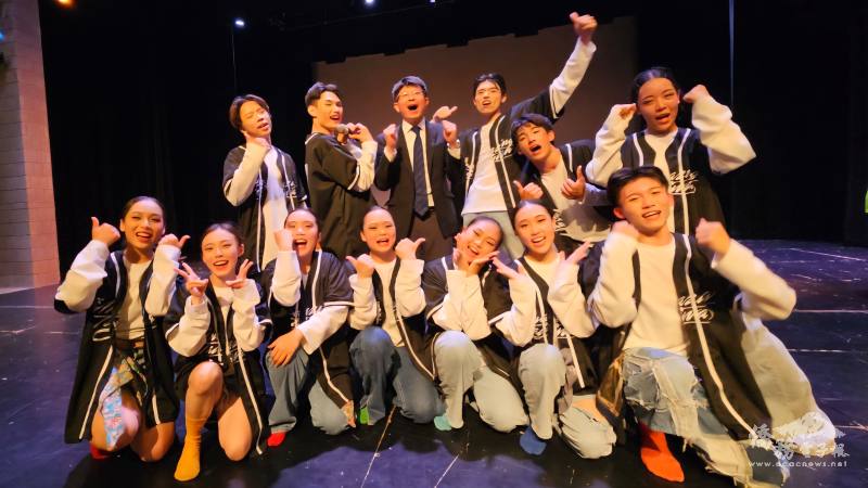 蔡季穎（後排左三）與青春洋溢的舞蹈演員合照