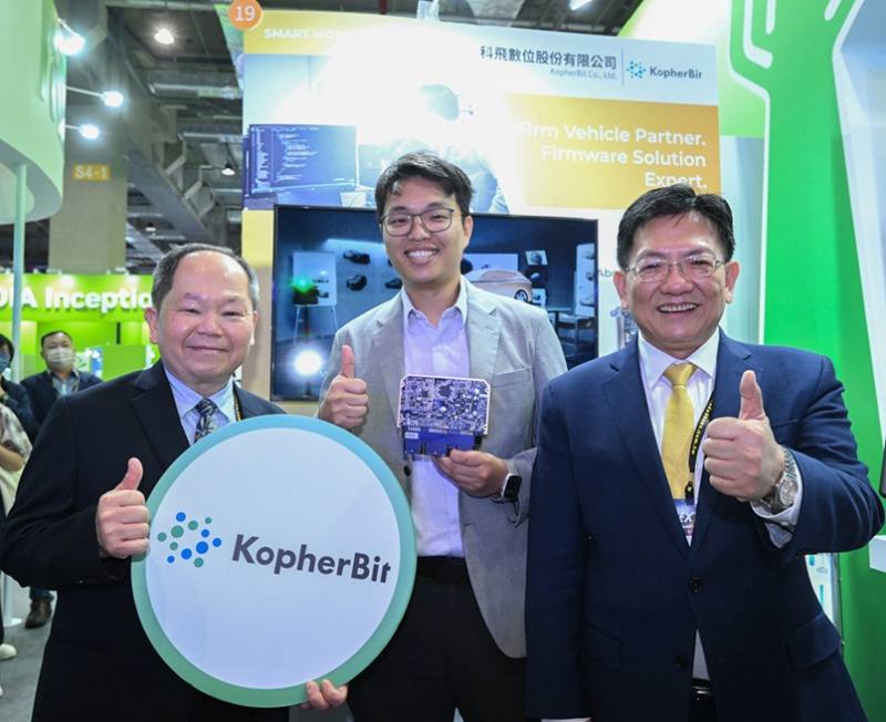 科飛數位為工研院技術團隊衍生，聚焦電動車ECU與AUTOSAR車規系統軟體。預計2025年營收突破億元，並攜手日本兼松、進軍英國新創車廠供應鏈。由左至右產業技術司周崇斌副司長、科飛數位王詠誠總經理、工研院產服中心陳立偉執行長