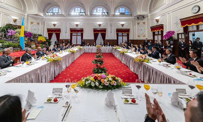 賴清德總統20日晚間偕同蕭美琴副總統，在總統府以國宴宴請帛琉共和國總統惠恕仁（Surangel S. Whipps, Jr.）伉儷
