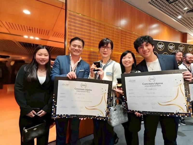 中山醫學大學物理治療系校友葉晉毓（左2）憑藉2項智慧復健設備，在法國巴黎國際發明展奪雙金，與家人及駐法代表郝培芝（中）合影。（中山醫大提供）