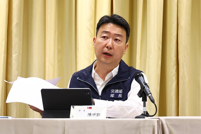 三峽嚴重車禍讓高齡駕駛議題成近日焦點，交通部20日傍晚舉行「高齡駕駛人駕駛管理制度」 說明記者會，由交通部長陳世凱（圖）親上火線說明