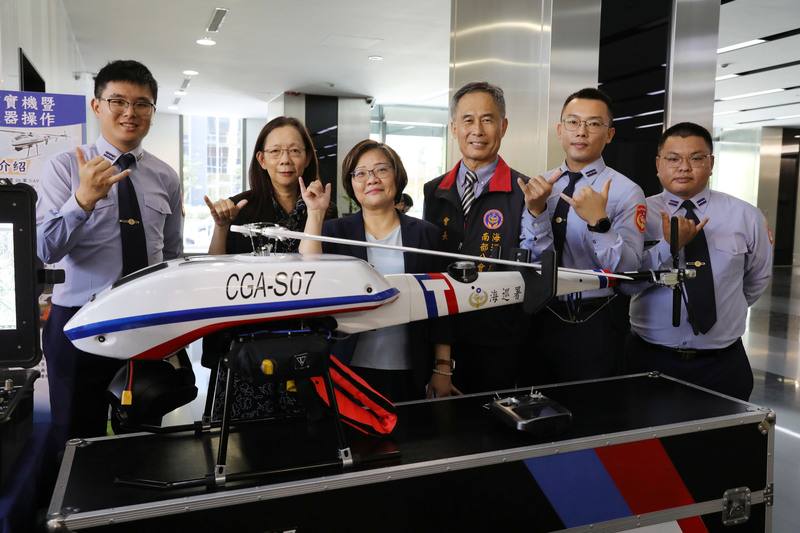 第6屆國家海洋日6月8日在高雄舉行，以「萬象海洋，永續共融」為主題，結合「海安12號演習」、開放雲林艦參觀及海洋戲劇展演等活動。海洋委員會副主委吳美紅（左3）等人21日出席活動發布會並參與啟動儀式，並參觀海巡署「UAV」實機展示