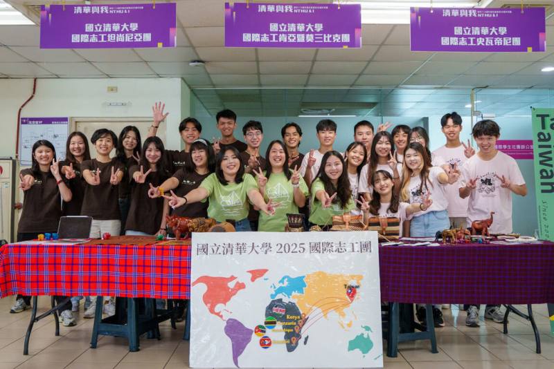 國立清華大學國際志工團暑假將帶著募來的231台二手電腦前進非洲，並規劃人工智慧（AI）科技素養課程，盼能幫助資訊落後地區師生應用AI工具，跨越數位落差，21日舉行記者會。（清大提供）