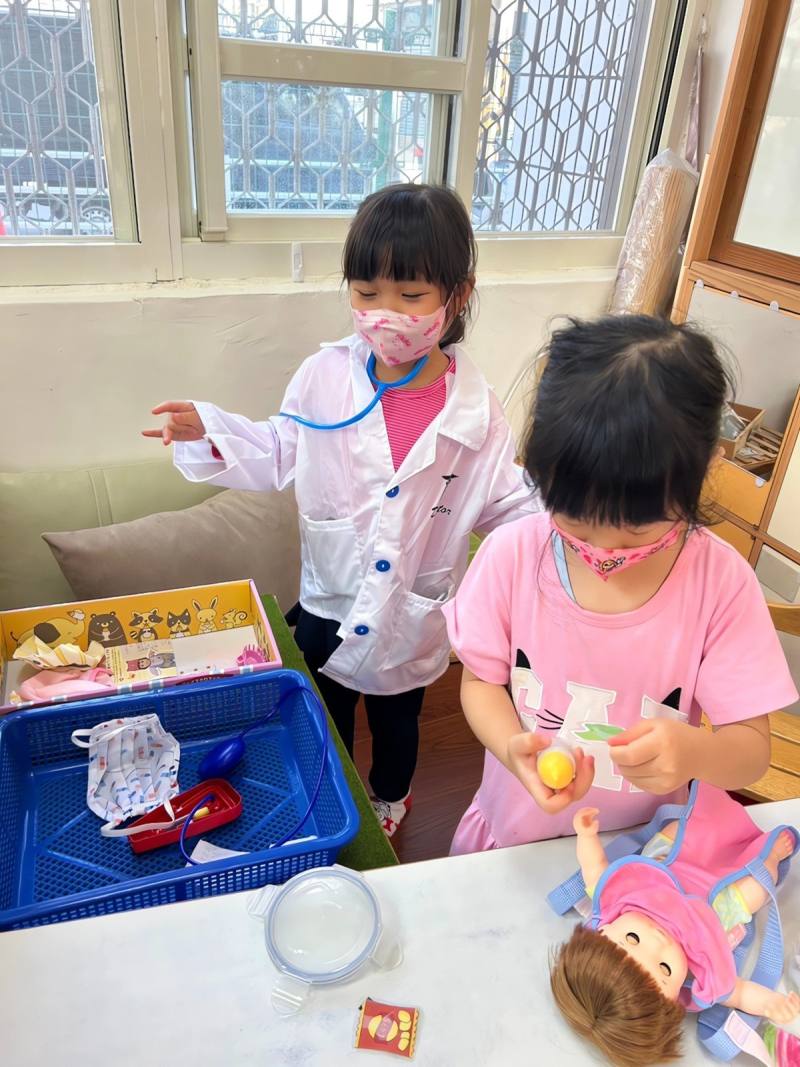 新竹縣新社國小附幼透過與布偶角色扮演互動認識身體界線