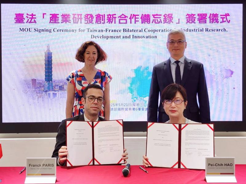 法國在台協會及駐法國臺北代表處於21日簽署臺法「產業創新研發合作備忘錄」，由經濟部產業發展署鄒宇新副署長及法方代表共同見證