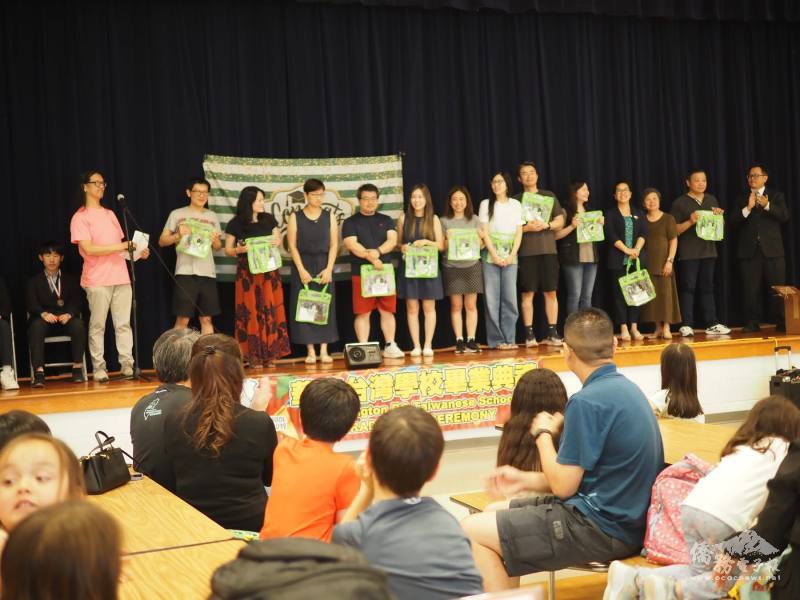 學校、董事會與家長會特別準備禮品，感謝全體教職員及義工們的無私奉獻