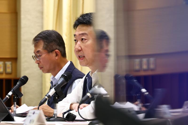 東部鐵公路因雨中斷，交通部長陳世凱（右）表示，工程單位正在加緊搶通，已經啟動空運疏運，海運疏運21日啟動