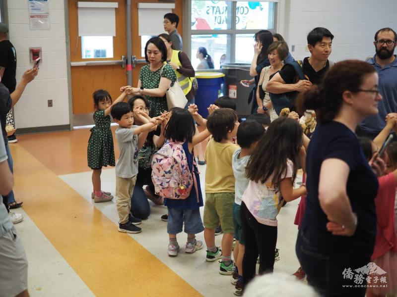 小小學弟妹在會場入口處排成「祝福隧道」，以燦爛的笑容和溫暖的掌聲迎接畢業生