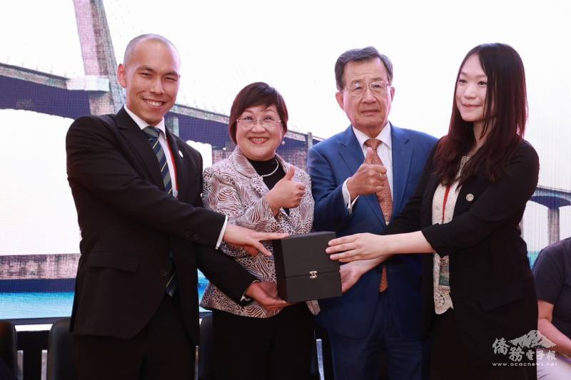 徐佳青(左2)與世總總會長吳光宜(右2)見證交接儀式