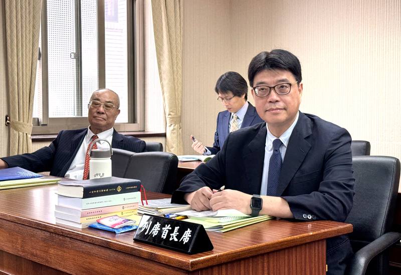 大陸委員會主委邱垂正21日上午赴立法院內政委員會，進行業務報告並備詢，並呼籲中共務實面對中華民國