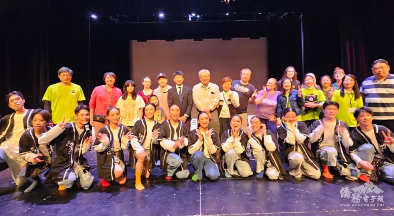 芝加哥文教中心主任蔡季穎（後排左六）、明州臺灣同鄉會會長鄭光生（後排左七）與義工及演員合照