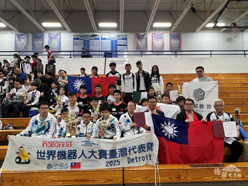 國際AI教育協會理事長羅堅泰、林家銘、正義高中教練蔡豊珍、柴林國小校長翁若溱、教務主任張益嘉與Robofest臺灣代表隊合影