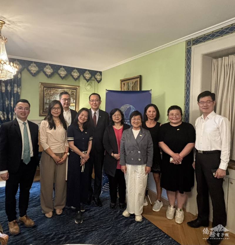 委員長徐佳青（右四）與駐日內瓦辦事處處長李冠德（左五）出席急難救助座談