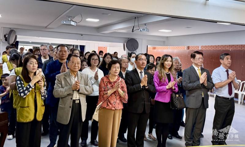 (第一排右起)僑務諮詢委員張宏昌、駐聖保羅辦事處處長朱怡靜伉儷、聖保羅文教中心主任尤正才、僑務委員洪呂麗月、僑務諮詢委員洪慈和參與浴佛大典